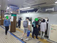 　札幌駅に到着したら南北線に乗ってすすきのへ！週末ということもあり２３時でも南北線はこんなに混雑します。