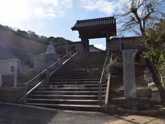 笑山寺。階段で上る立派な寺ですね。