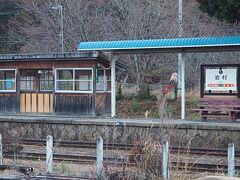 恵那行きのホームは素朴な雰囲気です。