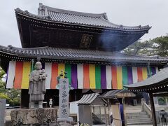 翌日は善通寺へ行きました。
ちょうど「弘法大師空海御誕生１２５０年記念祭」を開催していてよかったです。