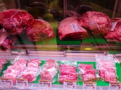 入口に肉がど～んとお肉屋さんみたいに置いていた『あか牛Dining yoka-yoka サクラマチ店』です。
