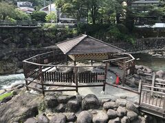 とっとの湯。
修善寺温泉のシンボル。
弘法大師が、独鈷で川の岩を打ち霊湯を湧出させたと言われる修善寺温泉発祥の湯。
見学のみで、足湯等の入浴は禁止。

足湯はそばにある川岸の河原湯で。