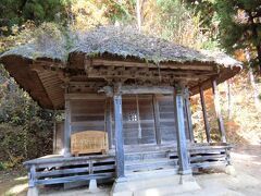 山を少し登っていくと子安神社がありました。
５月には子供たちの健やかな成長をを祈願し、小さな着物を奉納するそうです。