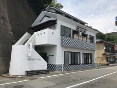 弁天の湯。
旅人岬方面にある前が海の土肥温泉の共同浴場。
御影石で造った内湯と小さいながら露天風呂があり、海を眺めて入浴できる湯。

入浴料：500円
営業時間：13:00～20:00
定休日：第2火曜日（8月は第4火曜日）

泉質：カルシウム・ナトリウム－硫酸塩・塩化物泉　
　　　（低張性－弱アルカリ性－高温泉）
泉温：54.3度
PH：8.4

加水加温のない無色無臭の湯。残念ながら消毒された源泉掛け流しの湯ではない。ひたすら水を入れ調整しないと、一瞬たりとも浸れない熱い熱い湯。
