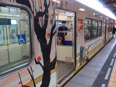 　初日のメインは太宰府観光だ。天神駅から太宰府駅へ。乗った電車は「旅人」。車両ごとに異なる絵柄のデザインが施されており、何となく万葉ムード漂う意匠だ。5号車は天満宮にちなんで「梅」をダイナミックに描いた