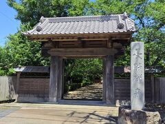 続いて向かったのは長勝寺。

源頼朝が１１８５年に、武運長久を祈願して創建したと伝えられています。