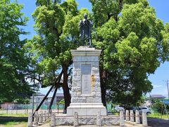 諏訪神社の参道手前に、伊能忠敬の銅像が立っています。

なお、伊能忠敬の像については、佐原駅前の紹介したものも含め、何体か街中に建っています。