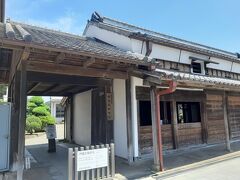 橋の名前にまでなっている、佐原の生んだ偉人・伊能忠敬。

その旧宅です。
江戸時代の店舗の一部、表門（写真）、土蔵がそのまま残されています。