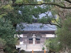 　太宰府駅から20分弱歩くと観世音寺へ。往時は九州第一の寺院だったという。現代は建物が少なくなっているが、残された建物だけでも偉容がうかがえる