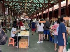 ７時半に朝食を済ませ、
Taling Chan Floating Market(タリンチャン水上マーケット)へ行くことにした。
土日の8時～16時だけ開催され、新鮮な食料品などが売られる。果樹園の風景や河岸に住む人々の暮らしも垣間見れ、運河クルーズもある。