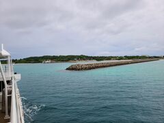 鳩間島が見えてきました。曇りでも海が青い！