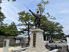 松江城の建造に関わった堀尾吉晴の像は、見つけやすいところにありました。