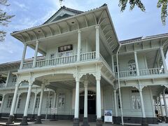 神社の隣には洋風の建物もありました。