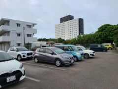 アートホテル石垣島の敷地内にある第1駐車場（70台）は前日満車だったので、第2駐車場（91台）に停めました。この第2駐車場ですがホテルから結構距離があり、徒歩で5分近くかかりました。