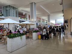 石垣空港に到着。日曜日で、更に昼時とあってか混雑しています。