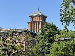 大日本通りを歩くと、厳粛な雰囲気の神奈川県庁展望台が見えてきました。