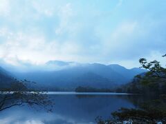 上流の先には滝の出発点、湯ノ湖