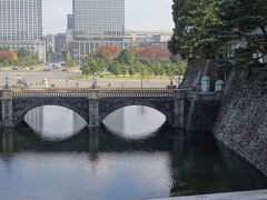 二重橋を皇居側から見ると、こんな風に見えるのですね。
