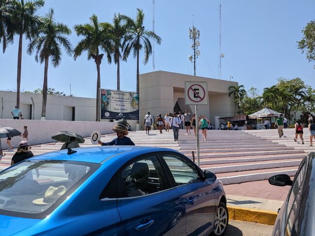 チチェン・イッツァ遺跡の入り口に到着。<br />めちゃくちゃ暑いです。ツアーでは日傘を貸してくれます。<br />さすが世界遺産なので、観光客が多いです。<br />トイレも済ませ、中に入ります！！<br />