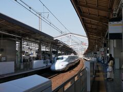 岡山駅から広島駅までの新幹線は時間がどうなるか分からなかったので自由席を購入。
ちょっと遅れているらしく５分遅れで来た13:35発ののぞみに乗車。
博多行きだったのもあってほぼ満席。
何とか空いていた３列シートの真ん中に席を確保。