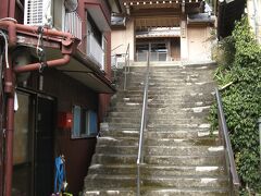 近鉄鳥羽駅から歩いて５分ほどのところにある妙性寺を参拝しました。細い路地の突き当りの階段の先の高台に建つごく普通のお寺さんで境内から鳥羽の町並みを望むことができました。 