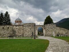 2か所目・セルビアに来たらみんな行くであろう、世界遺産ストゥデニツァ修道院。ジチャ修道院から車で１時間。途中の山道で酔いそうになりました。
わりとちらほら観光客もいました。