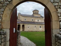 6か所目、ソポチャニ修道院。ジュルジェヴィ・ストゥポヴィ修道院から車で30分ほどでつきました。