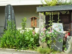 「鹿教湯温泉」のバス停がある中心地です、

”丸子温泉郷・鹿教湯温泉”の石碑が建立され、小さな祠とトイレが在るだけです。

昭和の時代は慰安旅行などの団体さんでそれは賑わった事でしょう！。

＊詳細はクチコミでお願いします