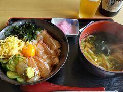 鯛めし （ユッケ風）と 小うどんのセット
最終的には うどん汁をかけて
鯛茶漬けにして (⁠≧⁠▽⁠≦⁠)

移動時間のトイレを心配しながらも
ビールは 飲む！

