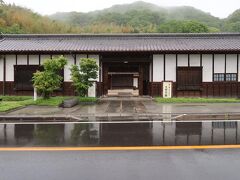 雨が降り続く中、びしょ濡れになって「海と島の歴史資料館」に到着。この場所は江戸時代末期から明治時代に活躍した豪商、望月東之助によって明治8年に建築された廻船問屋跡で「大望月邸」とも呼ばれています。入館料200円を払って中に入ります。