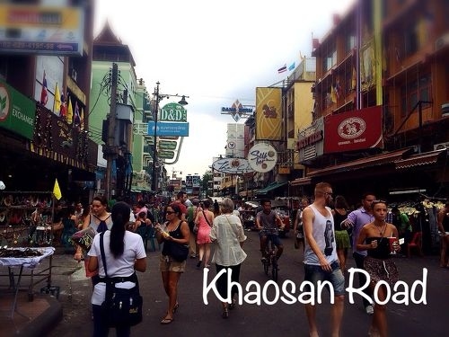 一度でも行った事ある人なら分かるよね？<br /><br />カオサンと言えば、この領空権侵しまくりのデカ看板なわけですよ。<br />夜になればライトアップされて眩いほどのネオン。<br /><br />ここに規律なんて求めてない。<br />この非日常感を世界中の旅人が愛していたんじゃないの？何十年にもわたって。<br />