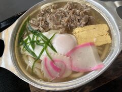 そして、うどん。
「めんや七福 別邸」で、鍋焼きうどんをいただきました。
最近、旅先の店ではハズレがないように、基本はメニュー先頭の商品を頼むようにしています。
だしの効いたつゆに肉の甘みが混ざり、バランスがとれていて美味しかったです。やはり、うどんは関西風のだしのおつゆに限ります。