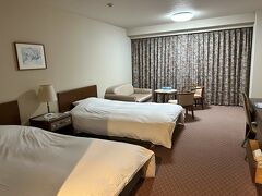 ホテルは、ロイヤルホテル長野でした。

ビジホじゃ無くて、普通に観光地のホテルでした！