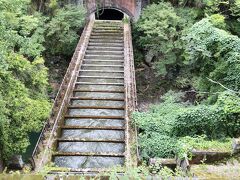 水道橋を上から。発電所の用水路でした。トンネルに直結しています。


