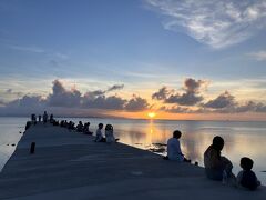 旅原点はここ西桟橋

学生あの頃
ズッとこの島にいて
当番でポンポン船竹富丸で
石垣に買出しに行く
ワイン、花火は必須

この夕陽し
だんだん空が焼けてきて
飲めや歌えや
打ち上げ花火し大宴会

〆は
夢のような旅～だあった～
を皆で歌う

あの夜出会った
大阪のO君、浜松の鉄ちゃん、ヘルパーＵ君
ズッと続いた
先週も大阪でO君と飲む
浜松の鉄ちゃん
家族でよく中田島砂丘でキャンプしたな
ヘルパーだったU君　
インドに行って消息不明・・
全国ヒッチで移動してた
沖縄から貨物船で東京きた日もあった
そんな出会いがこの桟橋から始まったんだ


