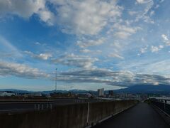 潤井(うるい)川に架かる富士山夢の大橋まで来ました。
走って来た方向を振り返って、富士山方向をパノラマで。
正面が富士山ですが、山頂は雲の中でした。
(クリックして大画面でご覧下さい。)