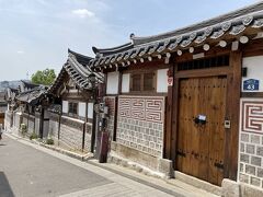 韓国の伝統的な家屋が並ぶ北村路。やっとそれらしい景色の場所にたどり着きました。