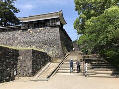 今日は松江城をゆっくり見る。打ち込み接ぎ(はぎ)の石垣が美しい。