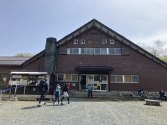 鳩待峠休憩所、ここでトイレを済ましておきましょう。相方は熊よけの鈴も購入です