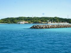 そして鳩間島

懐かしい島
半世紀ちょい前
ジジイも若い頃
胸キュンの思い出
まだ水道無く天水貯めてた時代

無き青空荘
1週間はいたな
船はポンポン第3鹿島丸
石垣から週3便だけ
しょっちゅう欠航

オバアのご飯
青空荘の縁側
で飯食って
ゴキブリ飛んで突撃くるし
外との敷居なんかない
雨風防げるお家

皆雑魚寝　
この島来る奴はほとんどいなかった
あの時代
島の様々人間模様もおもろかった

途中
エッ、客来た！
東京から
ブッ飛んでる女子３人来て
ビックリ
六本木で彫金やっる子と
仲良くなり
早朝早起きして北のビーチ
2人で行ったり
海見ながら
色んな話ししたな






