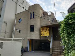 着きました、カフェモーツァルトアトリエ。
店名の語源は何だったのでしょう。
モーツァルトを感じさせてくれるオブジェはごく僅かでした。
けど、外観も内観もとってもお洒落で、若いカップル、女子たちには受けそう。
実際、僕たちのようなおじさんには若干の(いや、強～い?)アウェイ感。