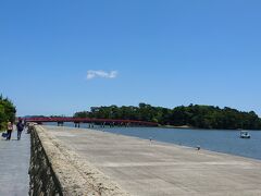 食後は遊覧船から見えた島と橋を目指して歩きます。
福浦島と福浦橋です。