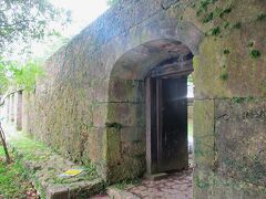 この石門の内側がお寺さん。

1945年まではお寺さんがあったんだけど。
戦火で焼失して、石造りの門だけが残りました。