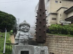 公園内には湯鬼神の九金棒が立っています。

