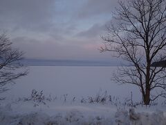 サロマ湖が見えてきました。
往路は曇りがちで空と湖の区別がつきませんでしたが、晴れてきたので遠くまで見渡せます。