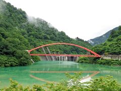 宇奈月ダムに、湖面橋がきれいに映り込んでいた。
橋の上はやまびこ遊歩道になっており、やまびこ橋から歩いて来ることが出来る。