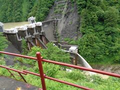 お城のような柳河原発電所は、この出し平ダムから取水して発電をしている。