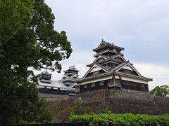 食後の朝の散歩は熊本城