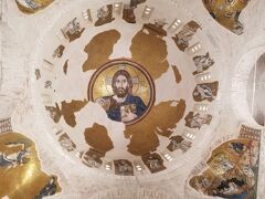 修道院内の天井にあるモザイク画が何と言っても美しい。