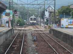 10時14分 お花畑方面から来た西武線の直通電車が､ここ終点の長瀞到着を待って出発